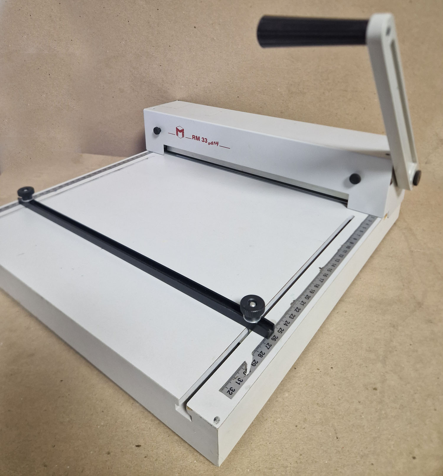 RM33 Vary manuális bígelő és perforáló gép